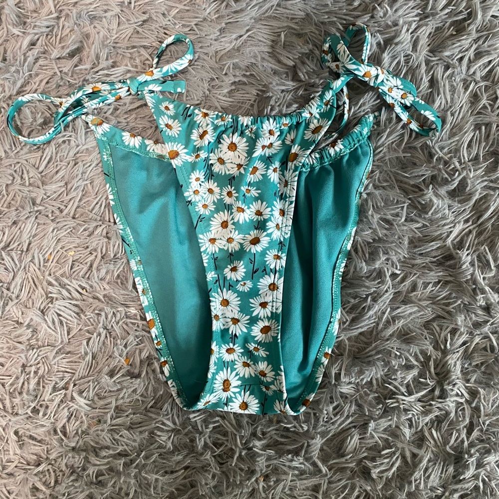 Daisy blue bikini bottoms 🤍